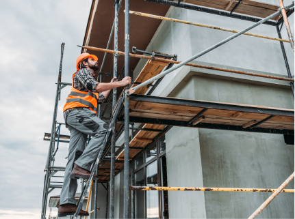 Trabalhador em andaime na construção civil