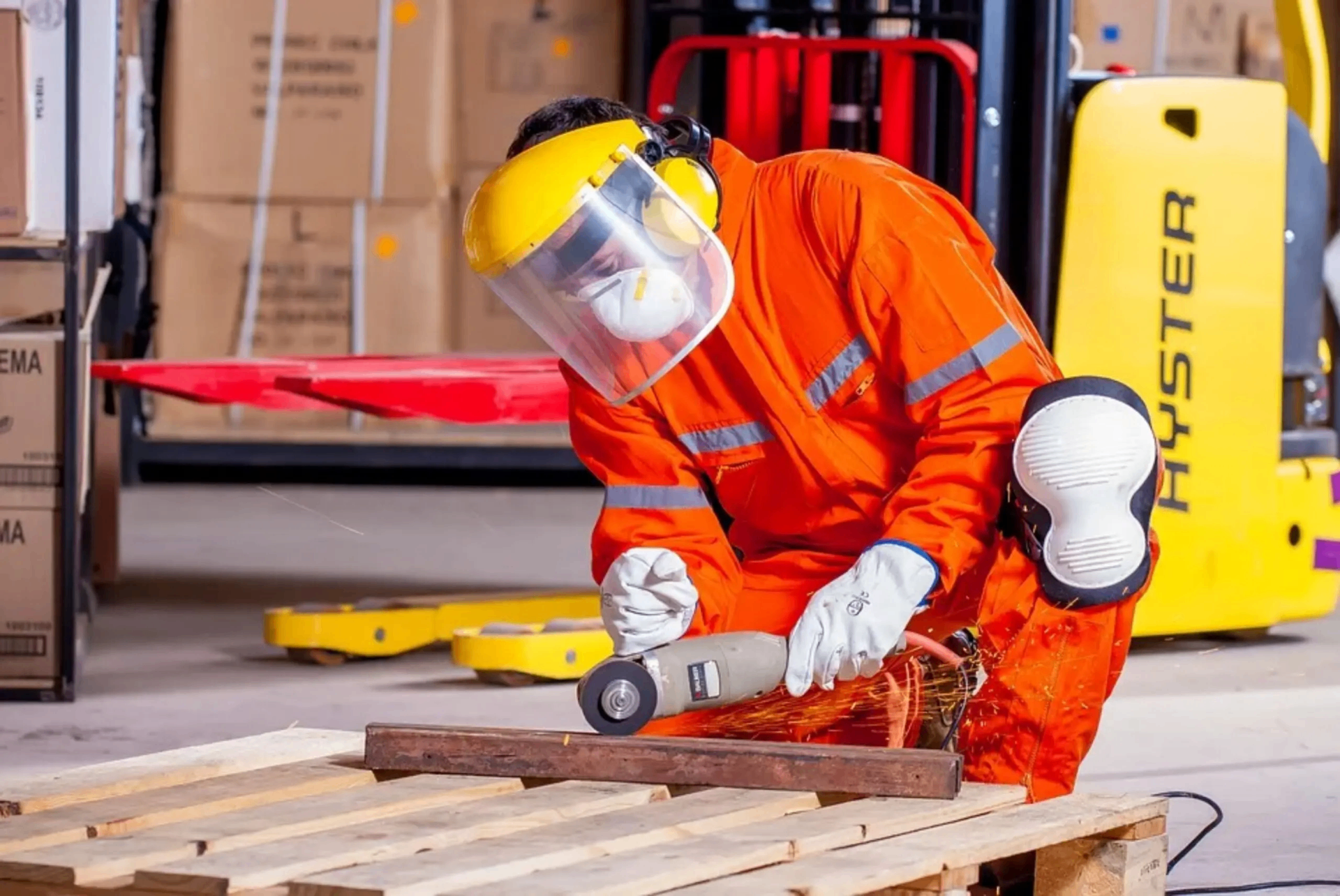 Trabalhador com EPIs completos em operação